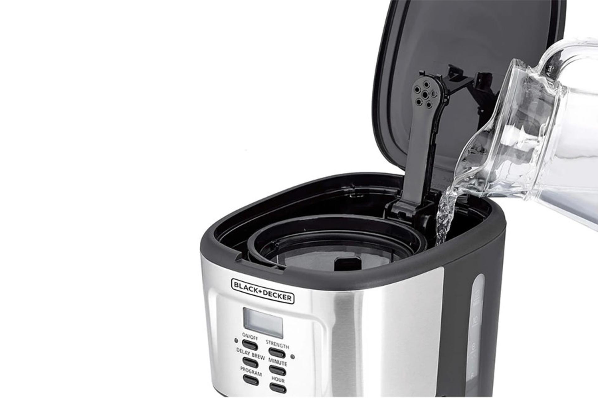 قهوه ساز بلک اند دکر BLACK+DECKER DCM85-B5 نمای درپوش باز درحال آب پر کردن