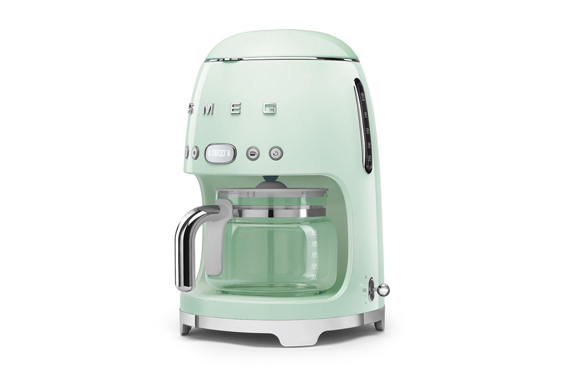 قهوه ساز اسمگ Smeg DCF02PGUS نمای جلو و جانبی