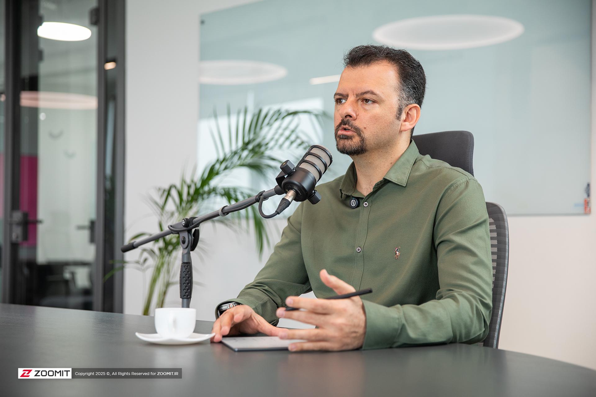 مدیرعامل دیجی‌کالا در حال صحبت کردن