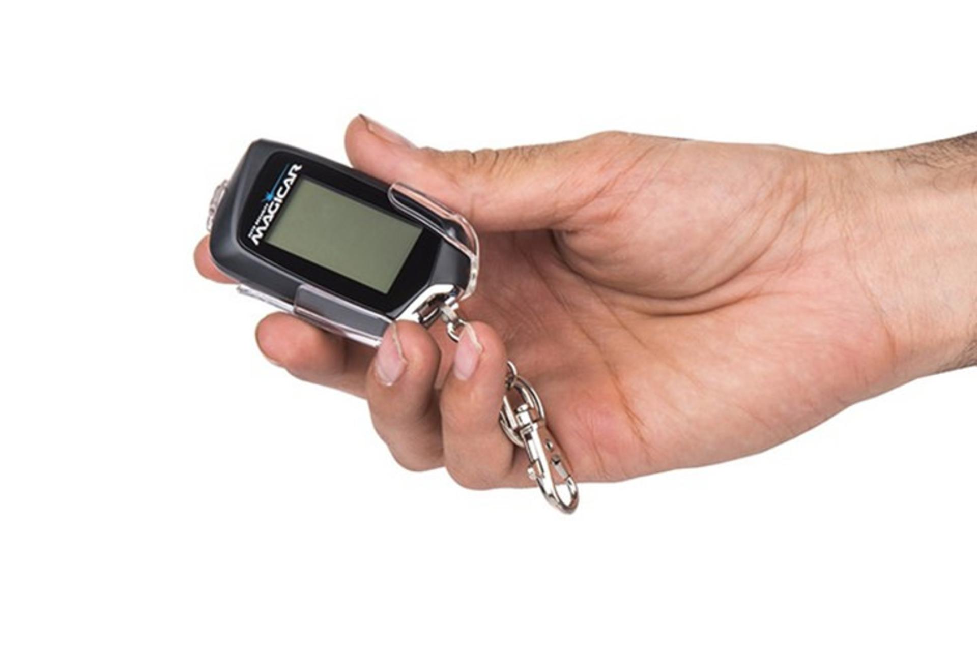 دزدگیر خودرو ماجیکار Magicar M125A نمای ریموت در دست