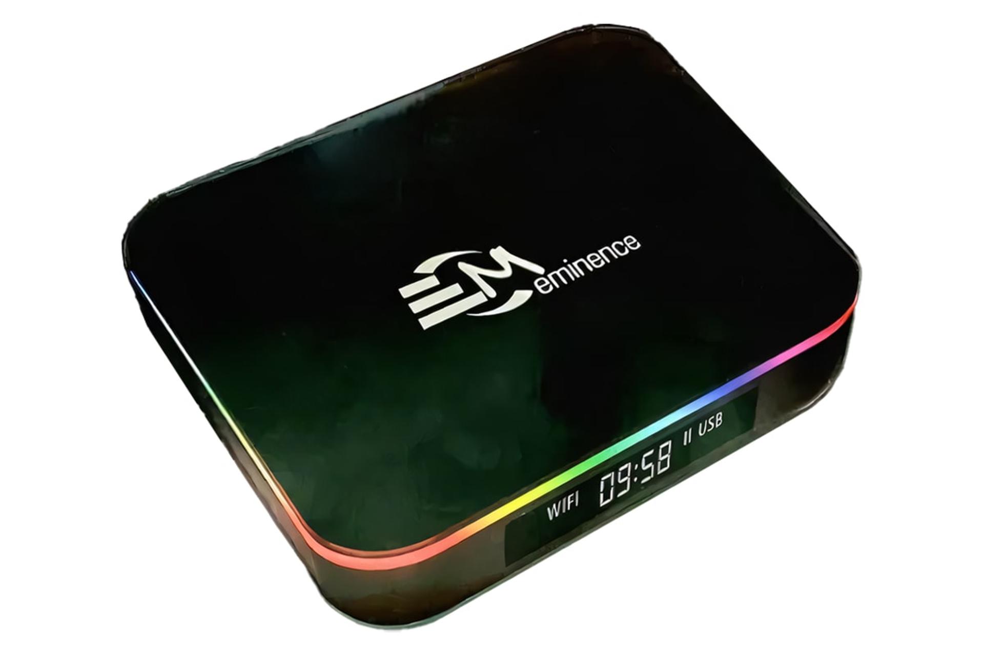 نمای نیمرخ اندروید باکس امیننس EM1 با نمایشگر روشن، نمایش نورپردازی و لوگو