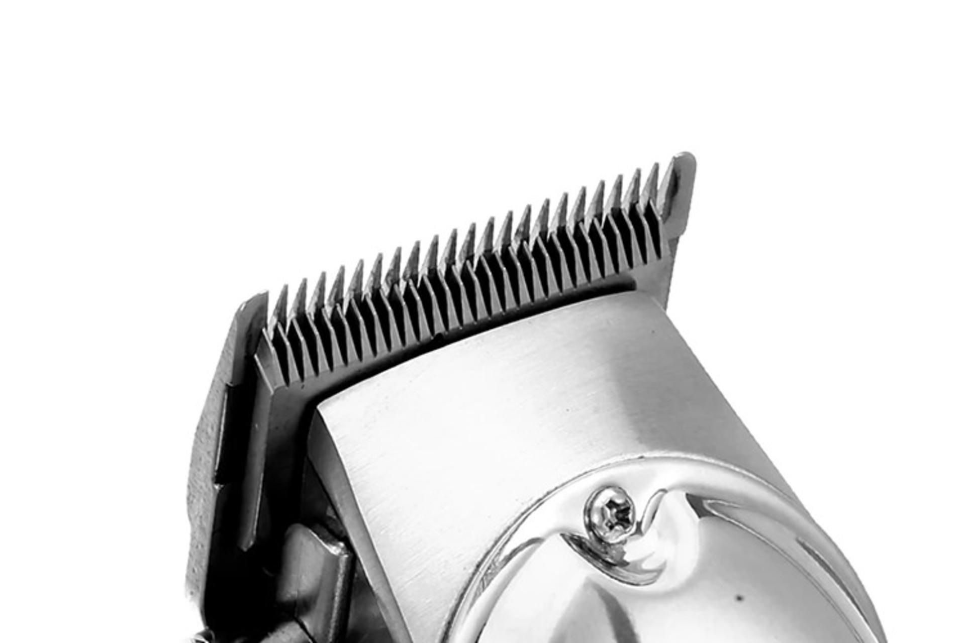 ماشین اصلاح و ریش تراش وی جی آر VGR V-680 رنگ نقره ای نمای تیغه
