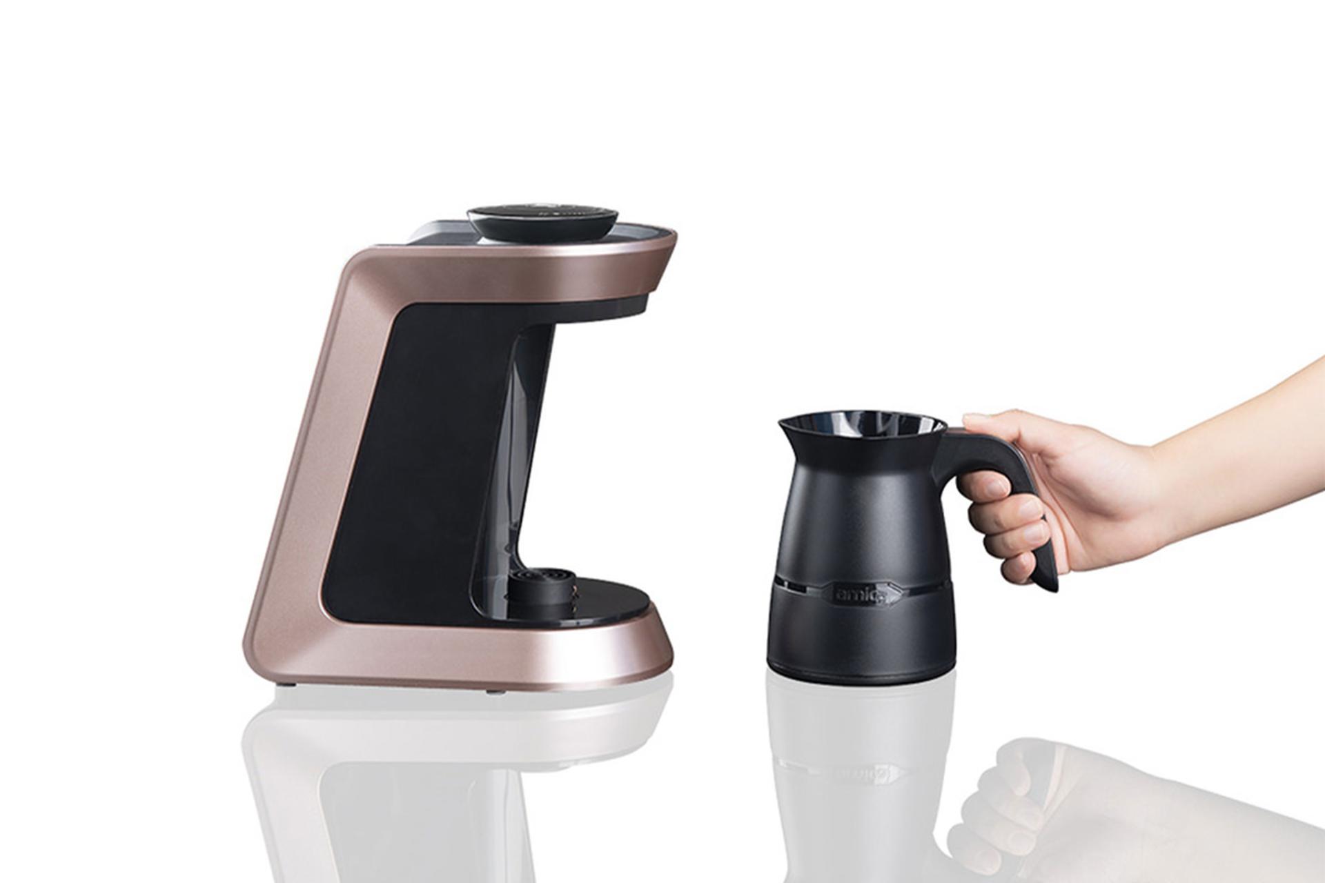 قهوه ساز آرنیکا Arnica Kopuklu Pro نمای جانبی قوری در دست