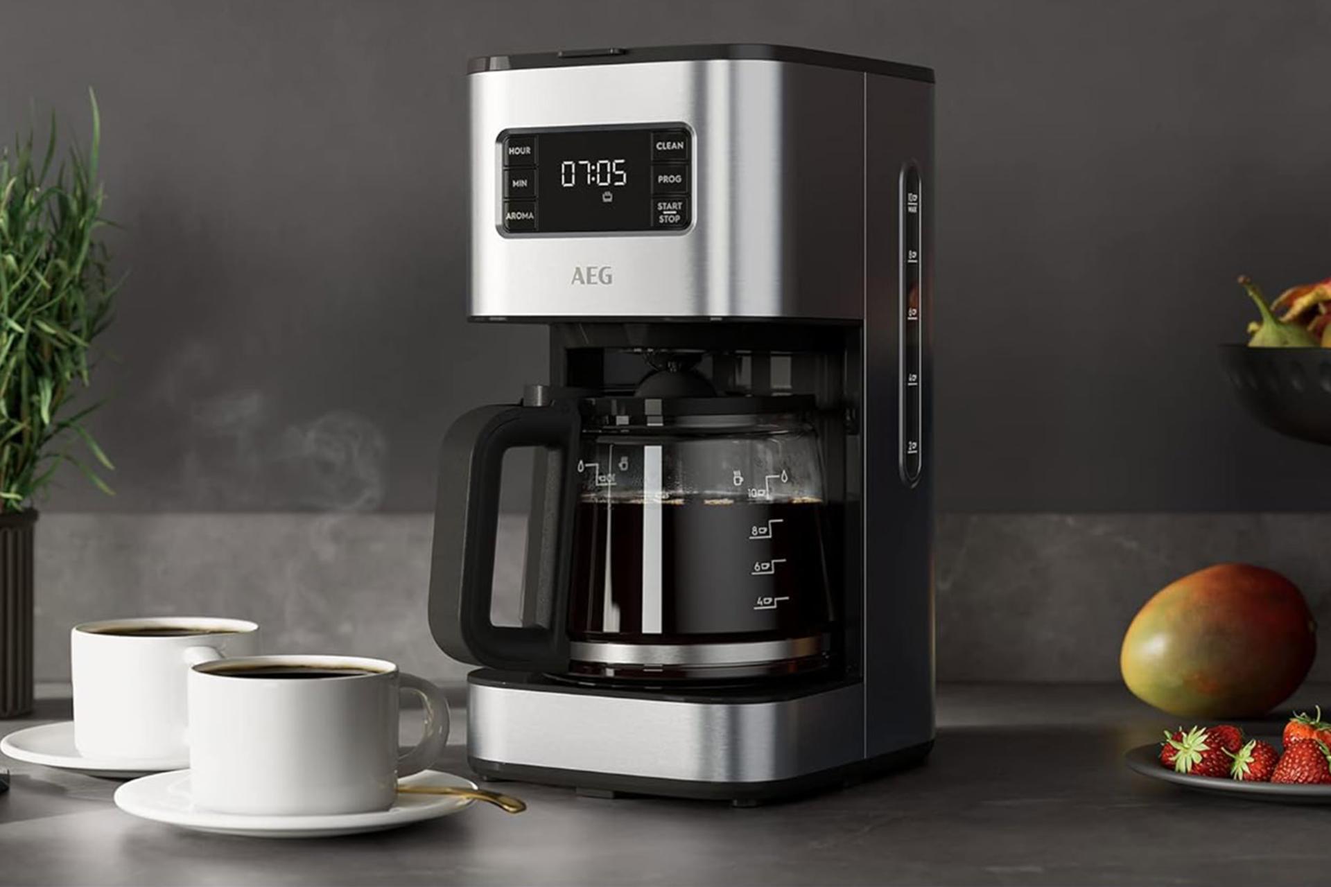 قهوه ساز آ ا گ AEG CM5-1-6ST روی میز