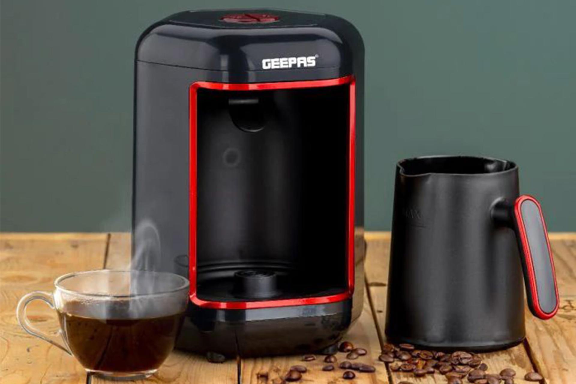 قهوه ساز جی پاس GEEPAS GCM41515 نمای جلو روی میز به همراه قوری