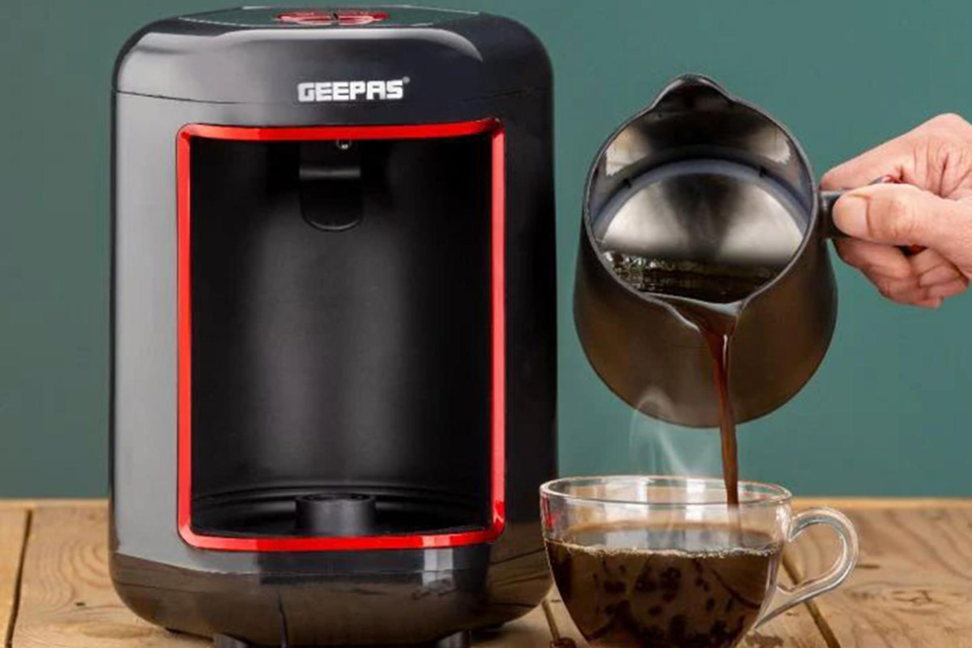 قهوه ساز جی پاس GEEPAS GCM41515 نمای جلو قوری در دست