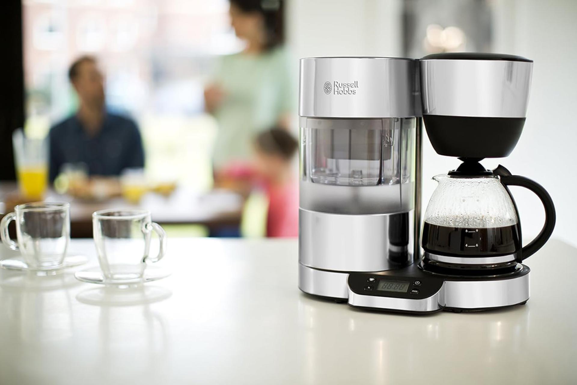 قهوه ساز راسل هابز Russell Hobbs Clarity 20771-56 نمای جلو روی میز