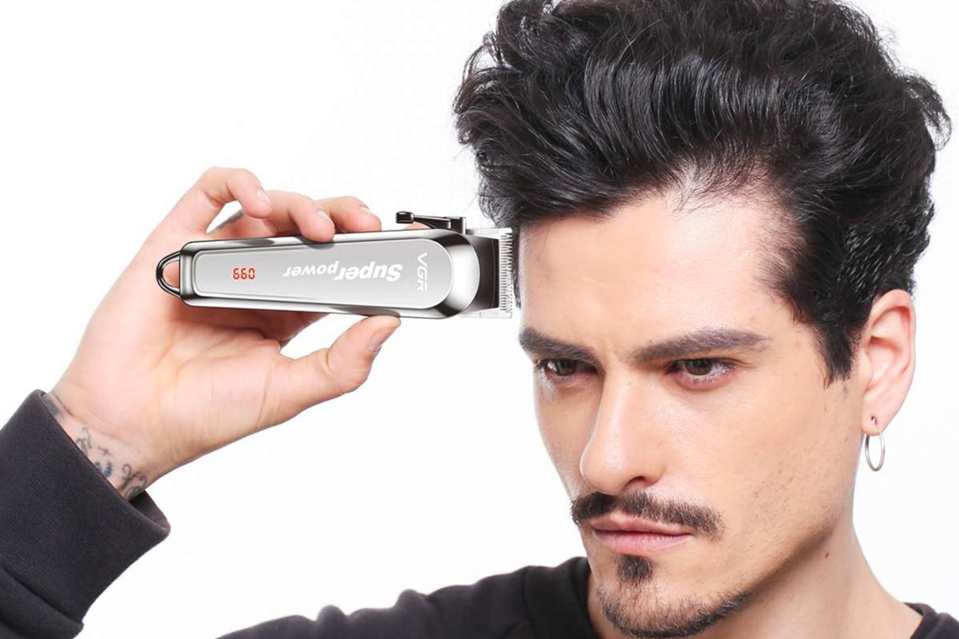 ماشین اصلاح و ریش تراش وی جی آر VGR V-060 نمای در دست