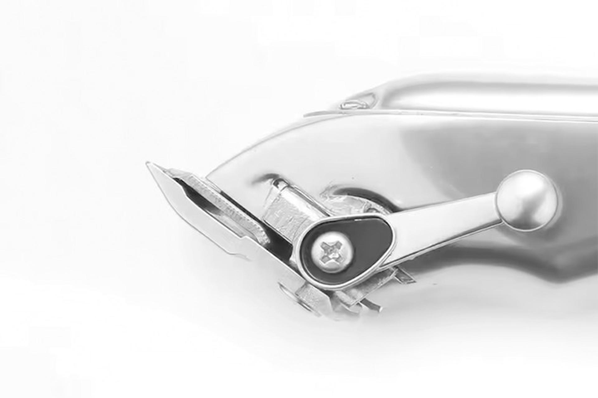 ماشین اصلاح کیمی Kemei KM-1997 نمای اهرم تنظیم اندازه اصلاح