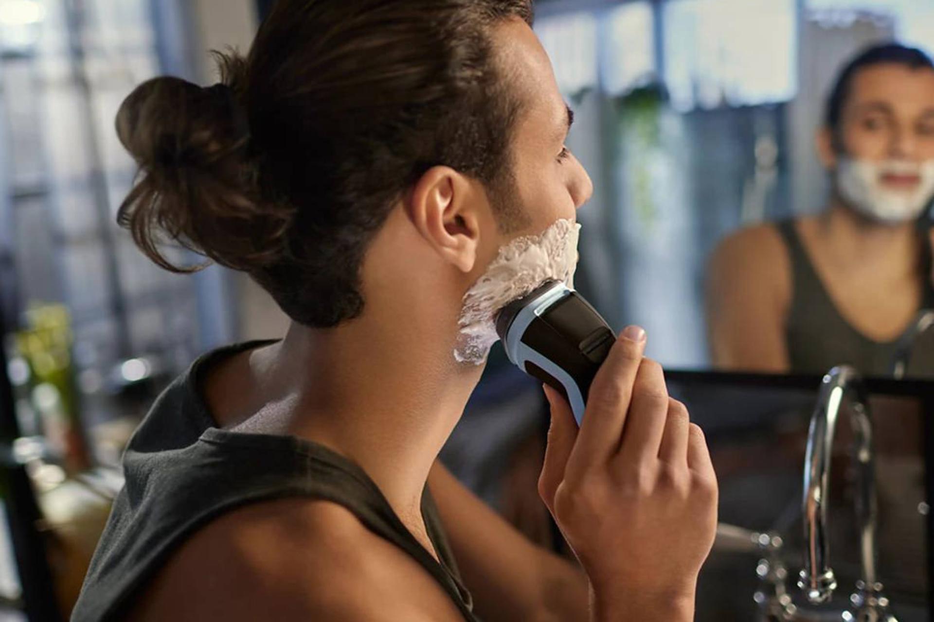 ماشین اصلاح فیلیپس Philips X3063 در حال اصلاح صورت