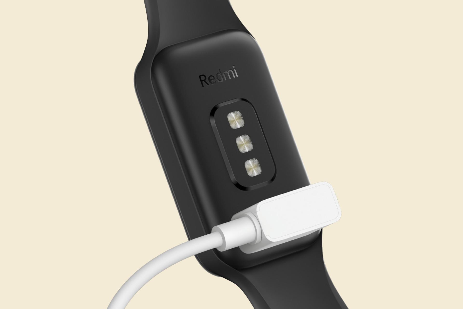 ساعت هوشمند ردمی اسمارت بند 2 شیائومی مشکی در حال شارژ / Xiaomi Redmi Smart Band 2