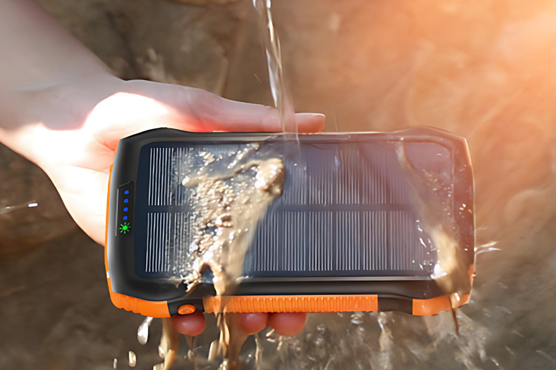 ابعاد پاور بانک پرومیت Promate SolarTank-20PDQi 20000mAh در دست