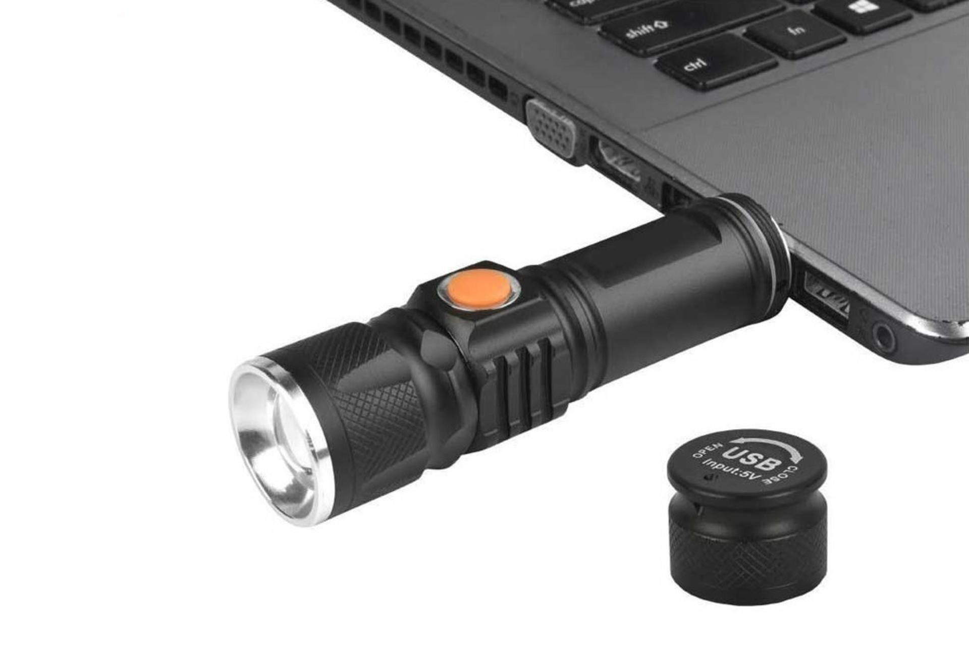 چراغ قوه دستی AZ-T6 در حال شارژ