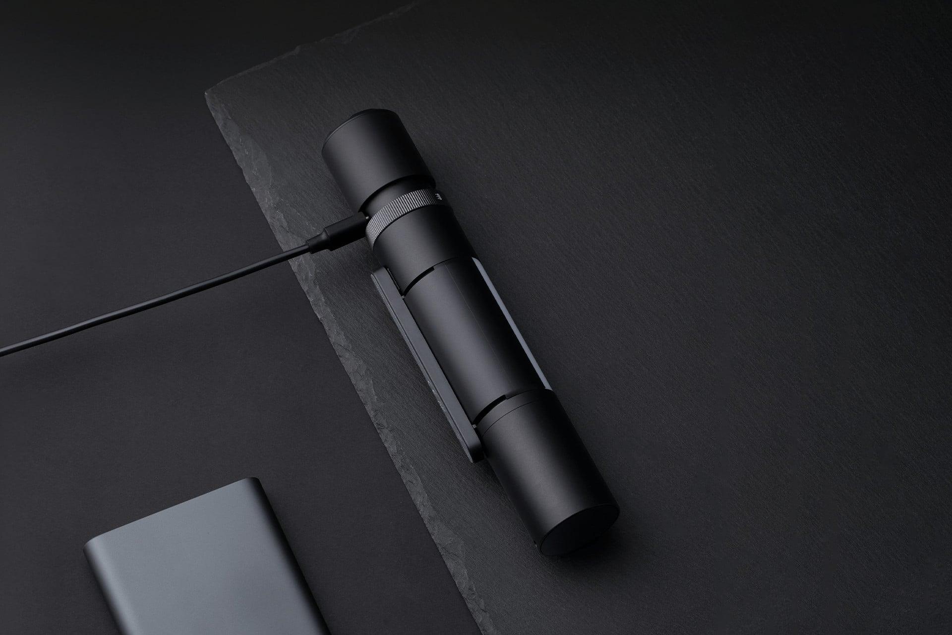 چراغ قوه شیائومی Xiaomi MJSDT001QW در حال شارژ