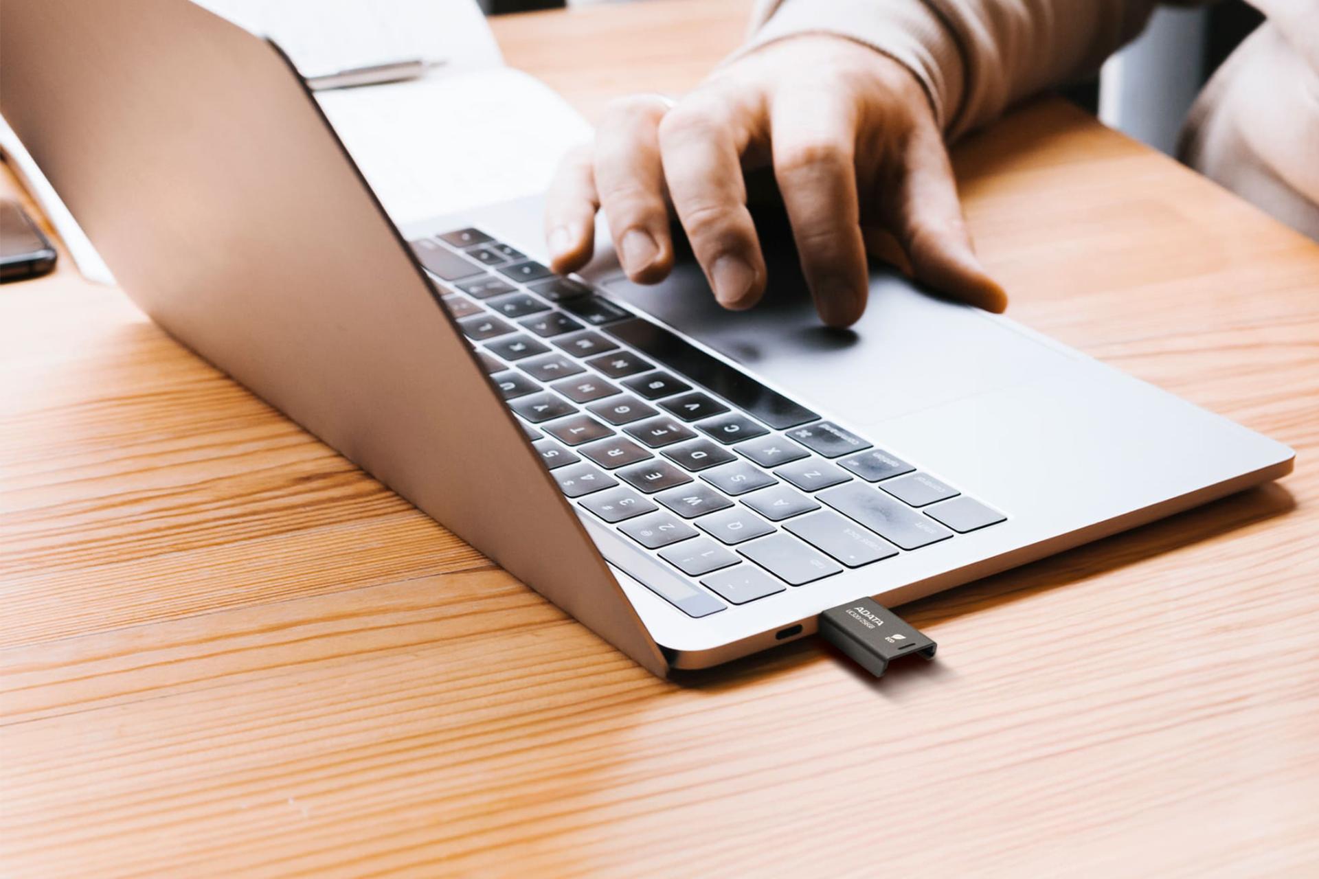 نمای درحال کار فلش مموری ای دیتا ADATA UC320 128GB USB 3.2