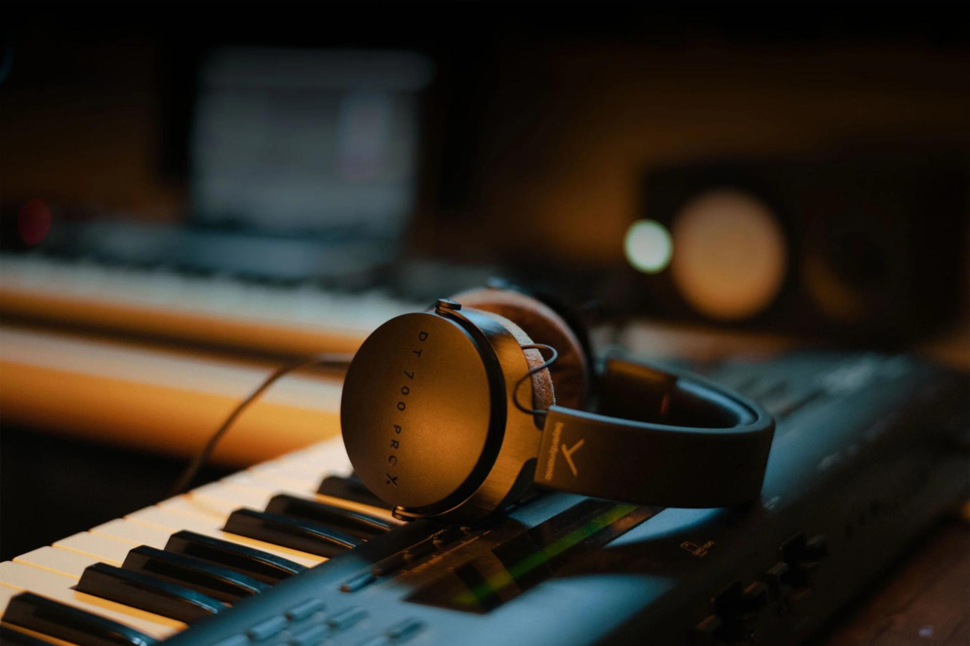 کاربری هدفون بیرداینامیک Beyerdynamic DT 700 PRO X