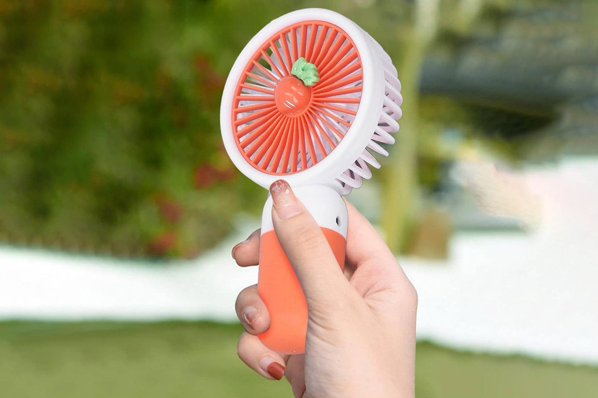 ابعاد پنکه کوچک دستی مدل هویج Small fan Carrot در دست