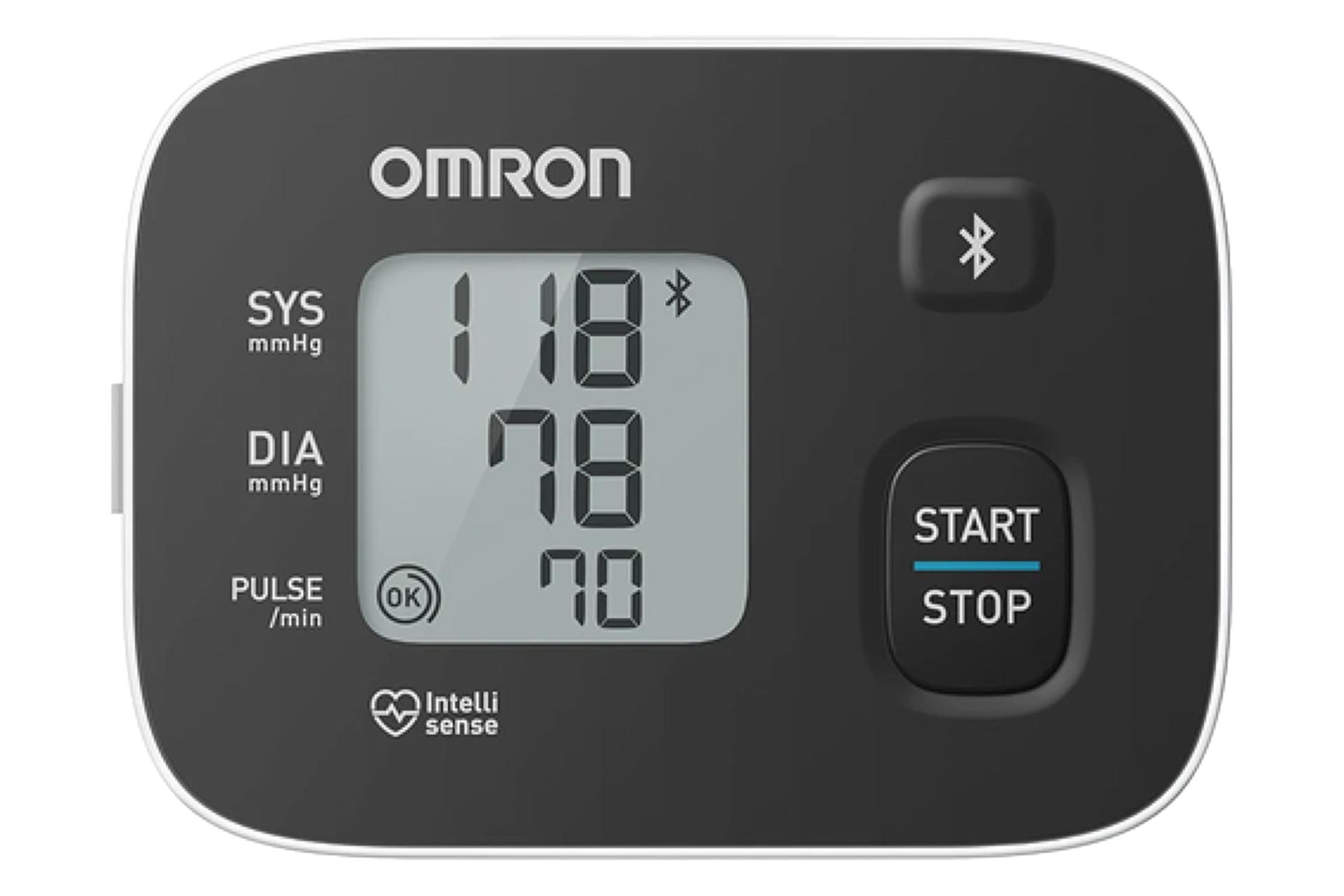 نمای پنل جلوی دستگاه فشارسنج امرون RS3 Intelli IT با نمایشگر روشن و نمایش لوگو و دکمه‌ها