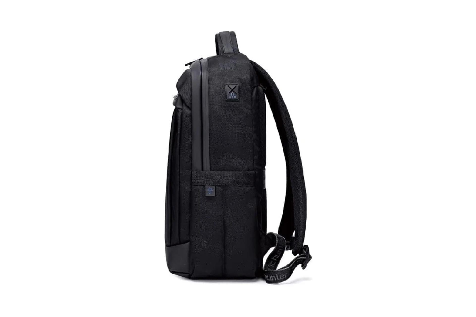 نمای کنار کیف لپ تاپ کوله پشتی لپ تاپ آرکتیک هانتر B00478 مناسب 15.6 اینچ