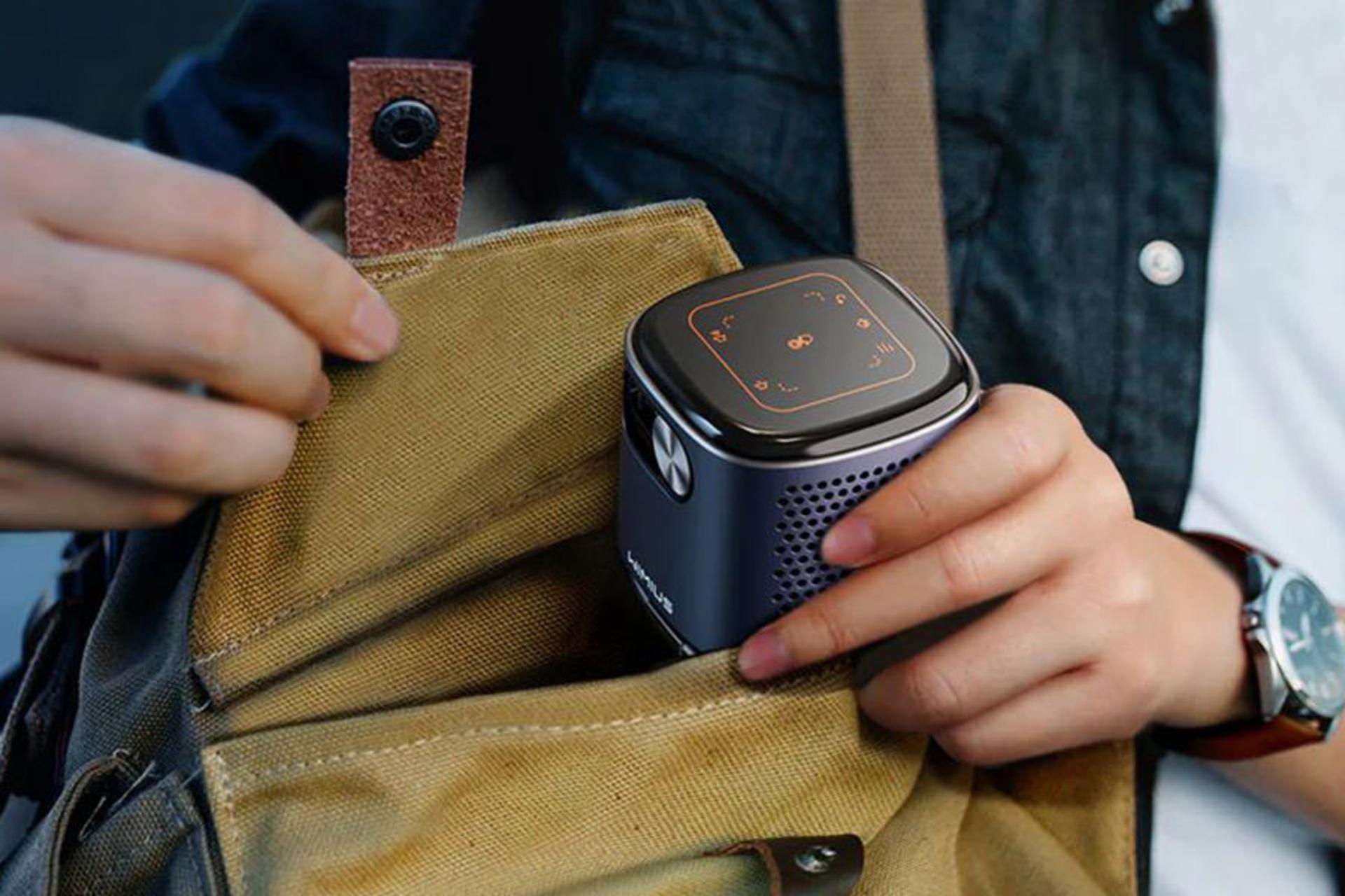 ویدیو پروژکتور ویمیوس WiMiUS Q2 Pro نمای در دست و بالا