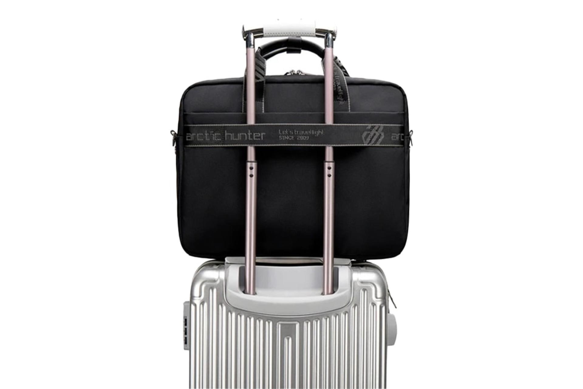 نمای پشت کیف لپ تاپ آرکتیک هانتر GW0004 مناسب 15.6 اینچ با نمایش قابلیت قرارگرفتن روی دسته چمدان