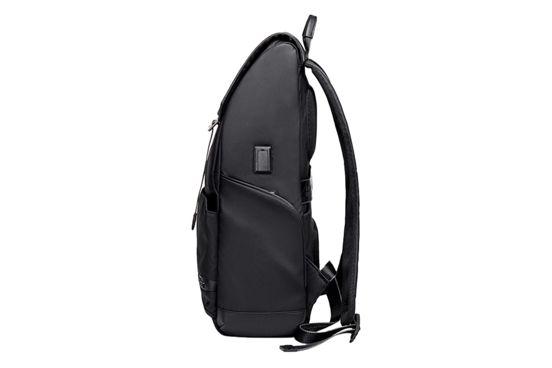 نمای کناری کوله پشتی لپ تاپ آرکتیک هانتر B00428 مناسب 15.6 اینچ با نمایش درگاه‌ها، بند و جیب کناری