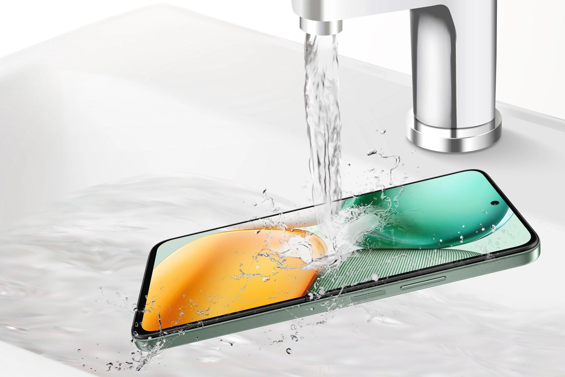 نمای جلو گوشی آنر X7c 5G زیر شیر آب