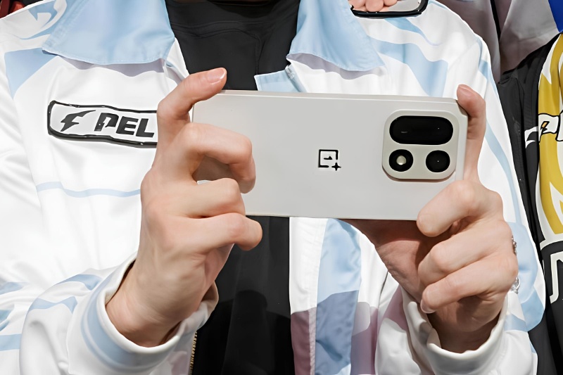 طراحی گوشی‌های چینی عجیب‌تر می‌شود؛ نمایش وان‌پلاس 15 در دنیای واقعی