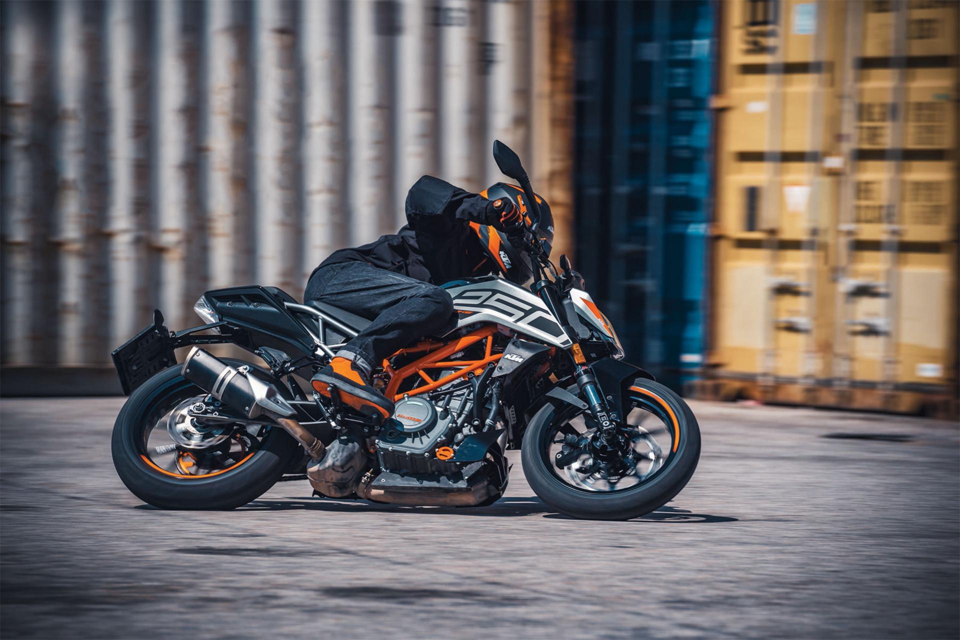 موتورسیکلت کی تی ام KTM Duke 250 2023 نمای جانبی و با موتورسوار در حال پیچیدن