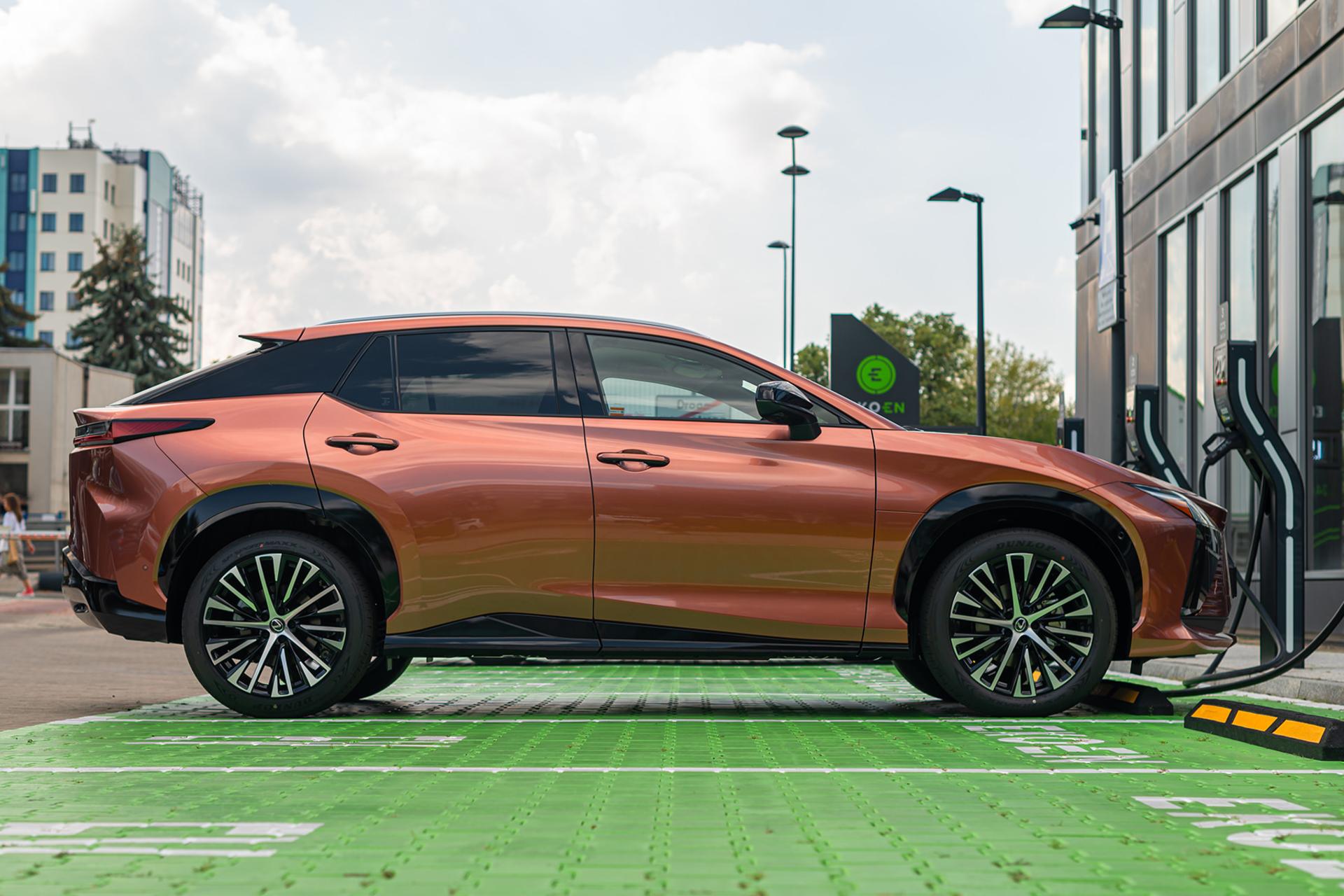 خودرو لکسوس Lexus RZ 300e نمای جانبی