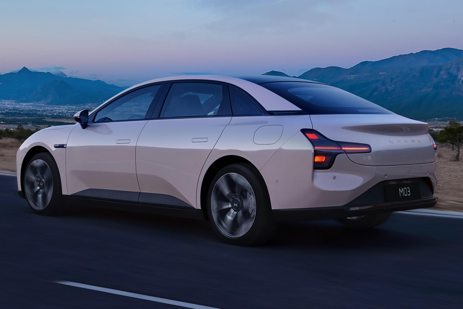 خودرو ایکس پنگ XPeng Mona M03 نمای جانبی و پشت