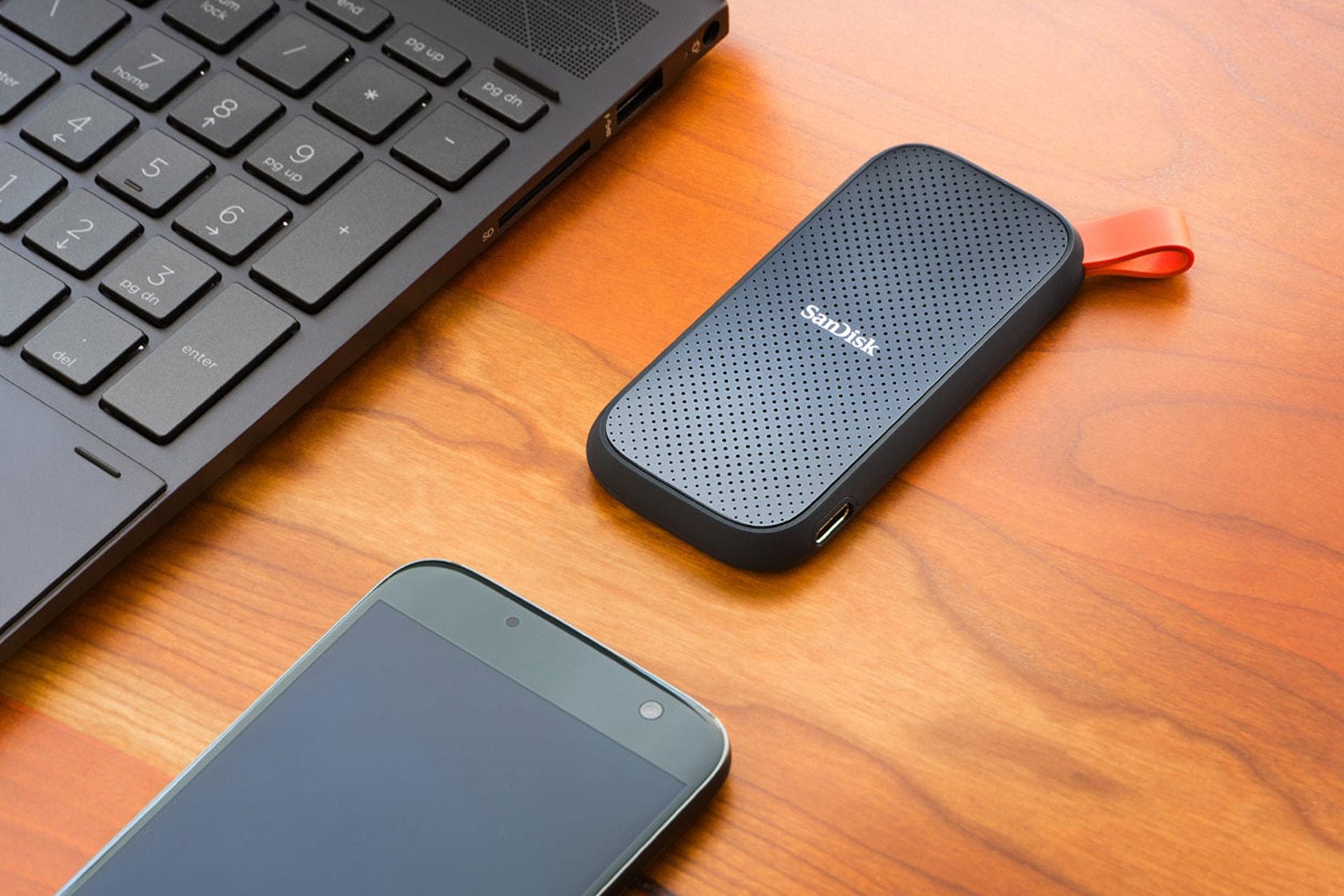 اس اس دی سن‌ دیسک SanDisk Portable E30 USB 3.2 روی میز