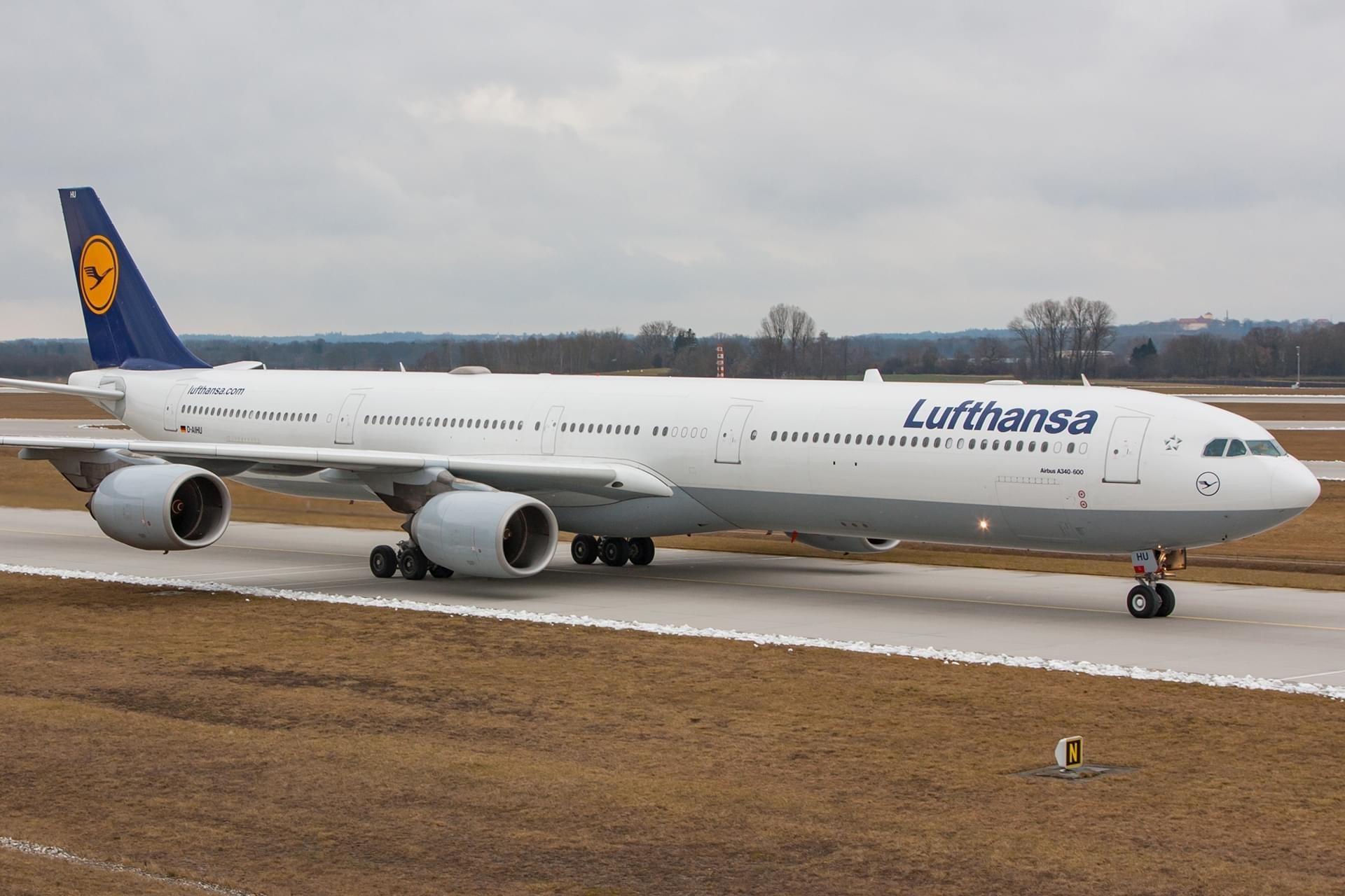 نمای جلو هواپیمای ایرباس A340 روی باند پرواز