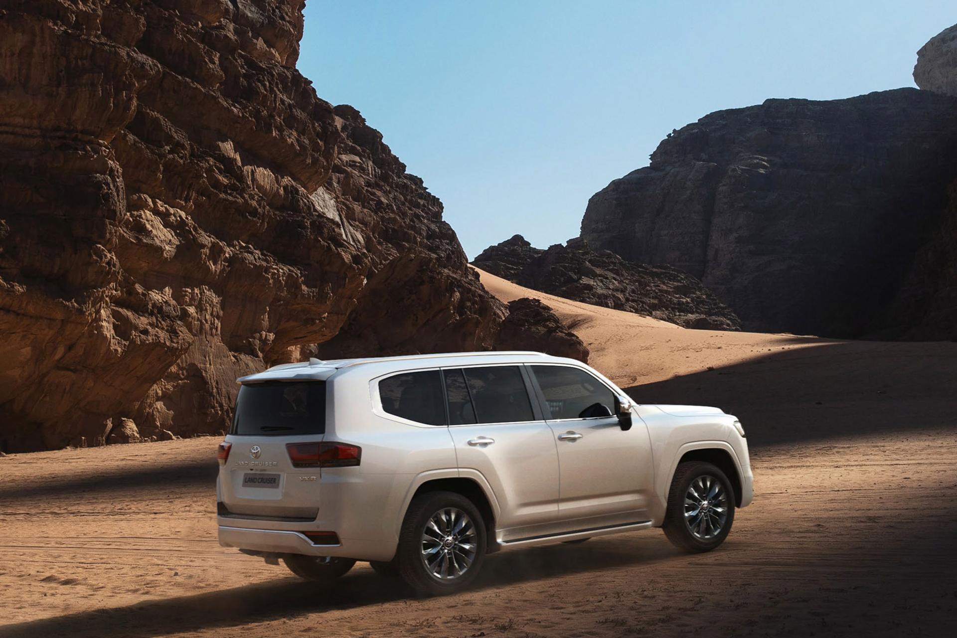 خودرو تویوتا لندکروزر Toyota Land Cruiser J300 2025 نمای جانبی و پشت