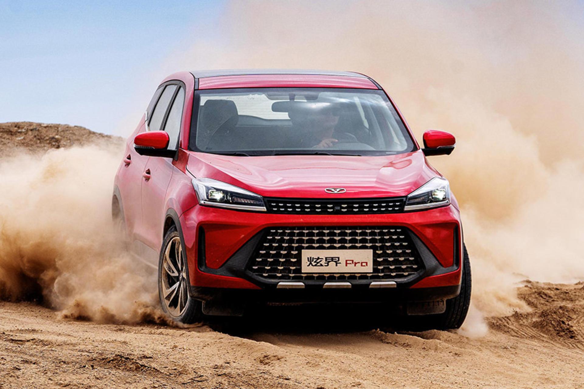 خودرو لاماری نئو Lamari Neo رنگ قرمز در حال رانندگی آفرود