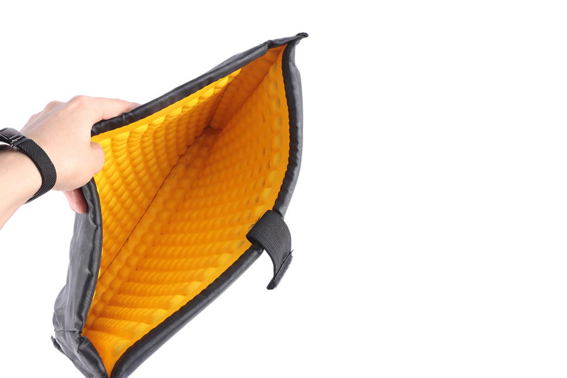 نمای داخل کیف لپ تاپ پیر کاردین B0102 مناسب 15.6 اینچ