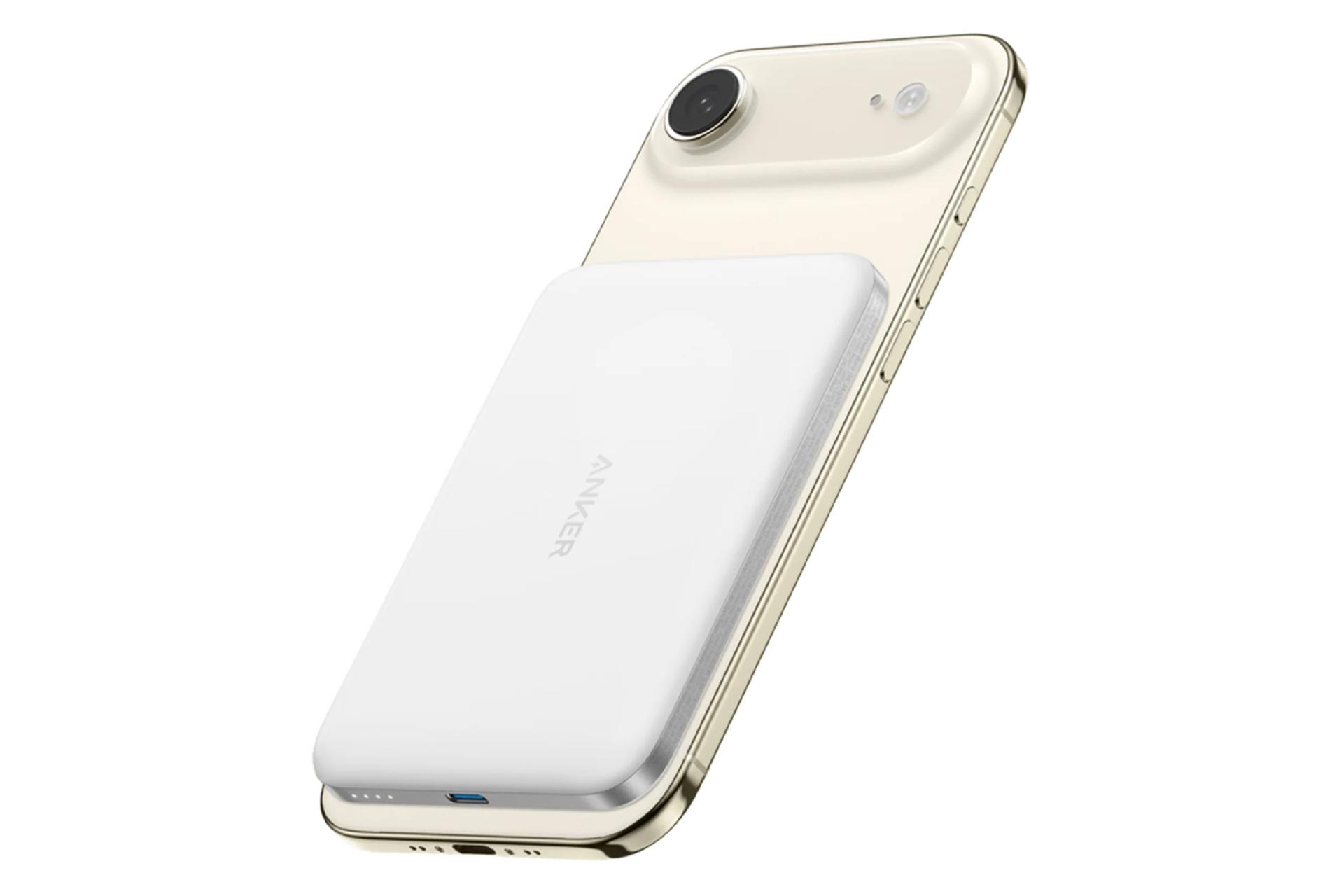 رنگ سفید پاور بانک انکر Nano 5K MagGo A1665 با ظرفیت 5000 میلی‌آمپر ساعت و امکان شارژ بی‌سیم