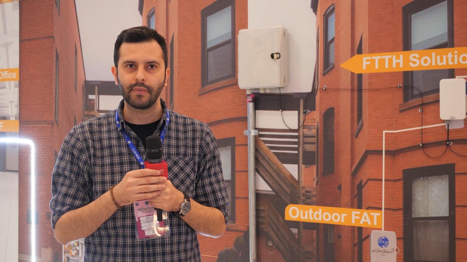 پسر جوان میکروفون به‌دست در نمایشگاه