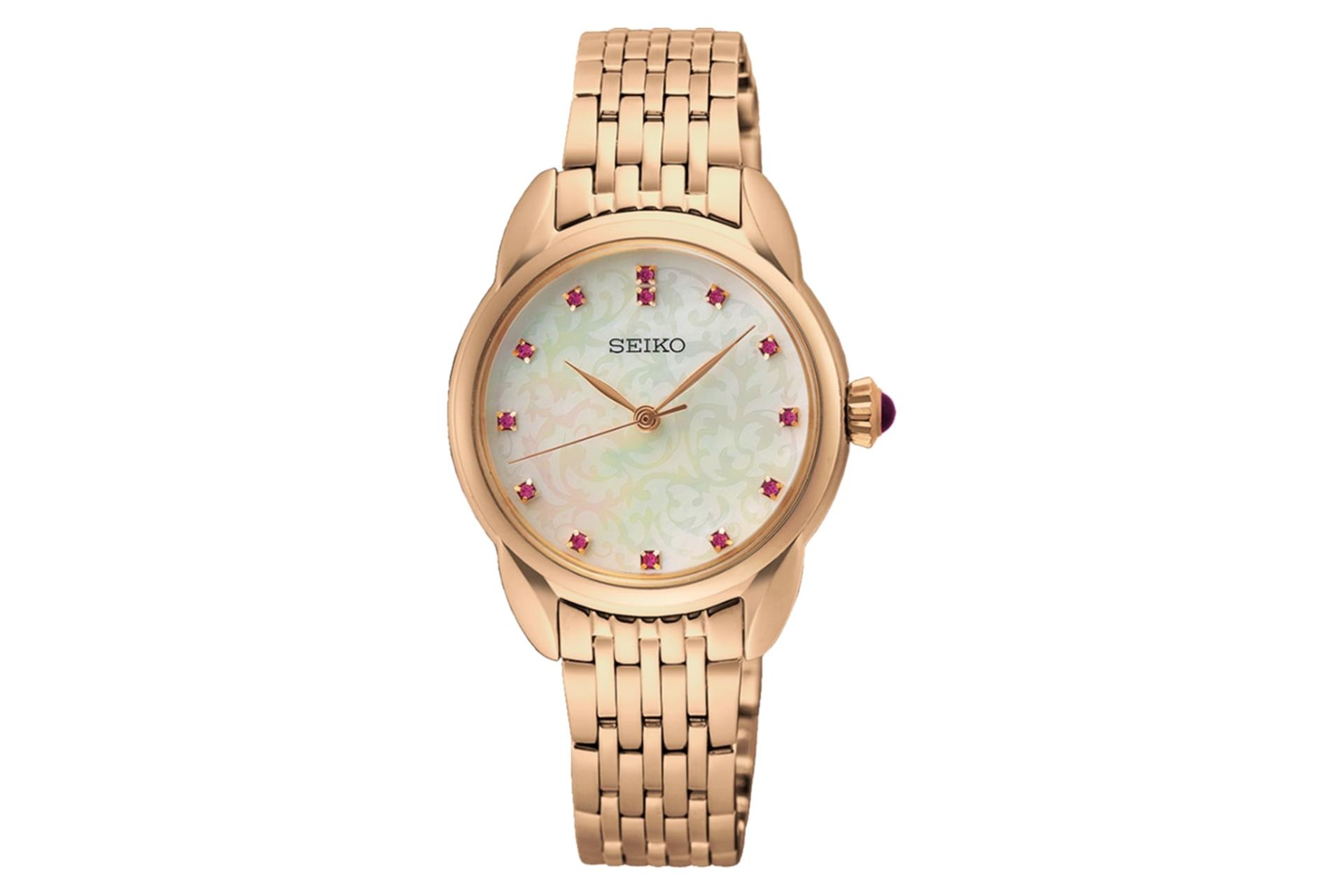 نمای جلوی ساعت مچی زنانه سیکو Classic SUR564 با نمایش عقربه‌ها، لوگو، بند و پیچ تنظیم