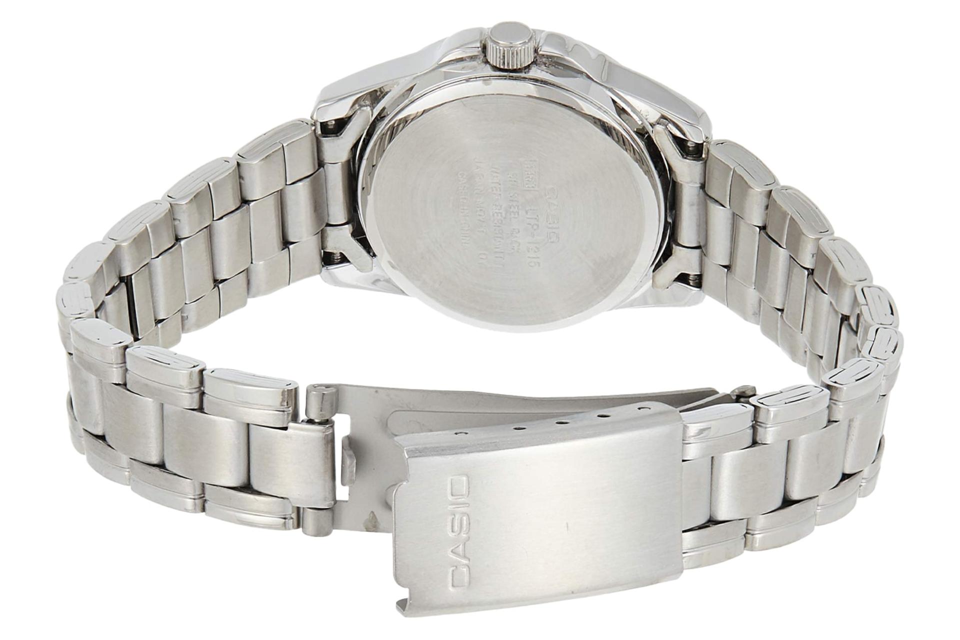 نمای پشت ساعت مچی زنانه کاسیو Standard LTP-1215A-1A با نمایش بند و لوگو