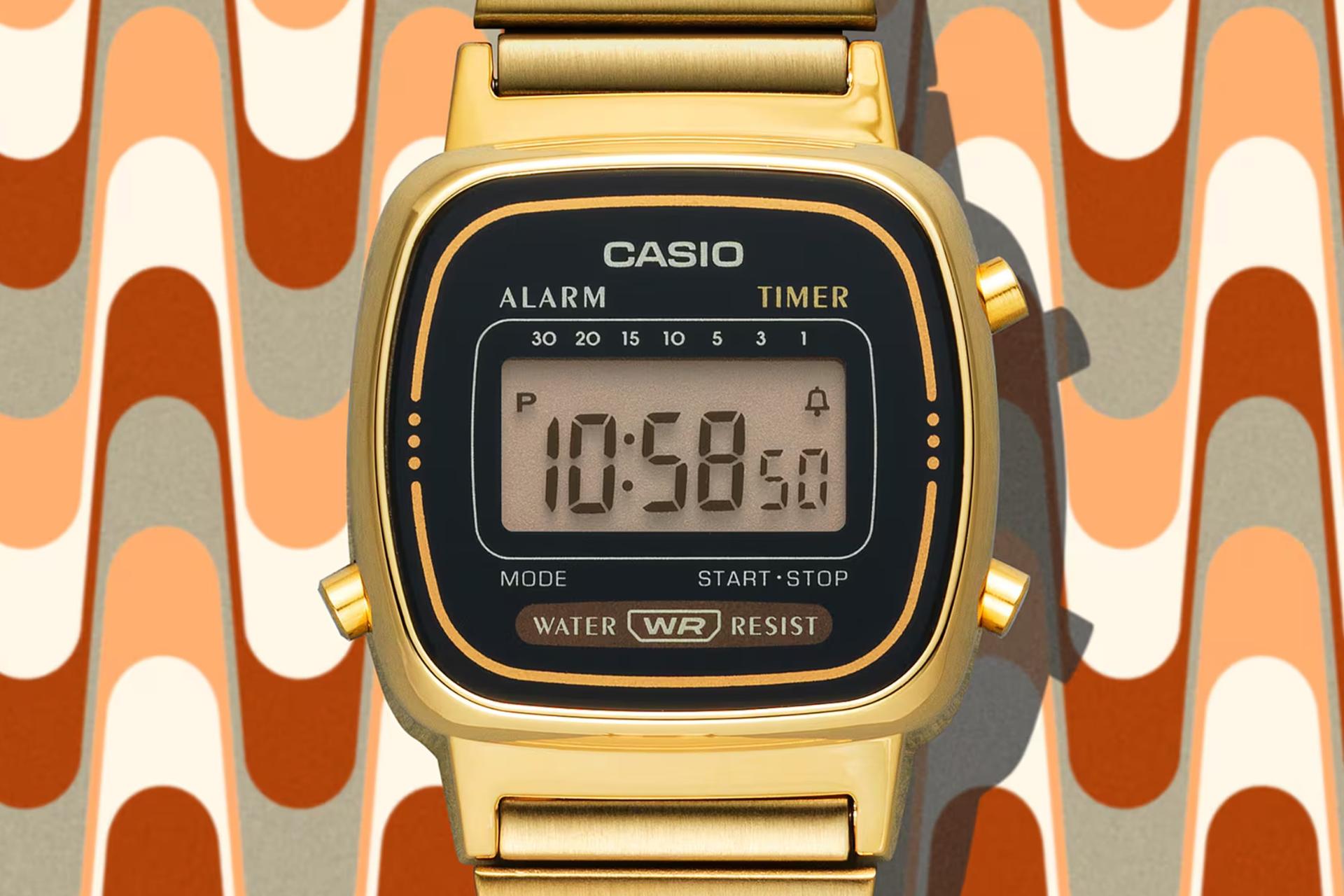 نمای نزدیک ساعت مچی زنانه کاسیو Vintage LA670WGA-1 با نمایشگر روشن و نمایش لوگو