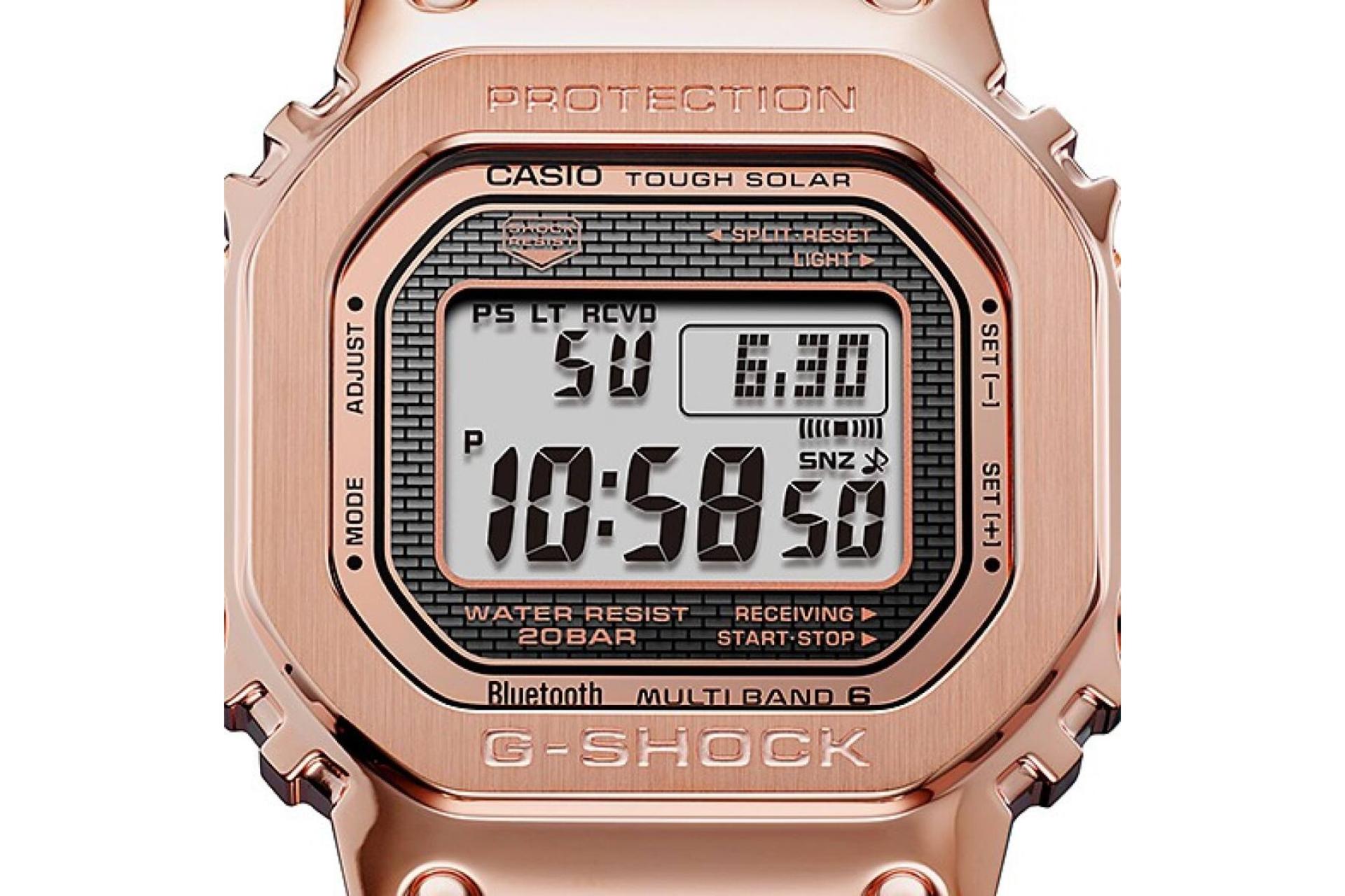 نمای نزدیک ساعت مچی مردانه کاسیو جی شاک GMW-B5000GD-4 با نمایش صفحه و لوگو