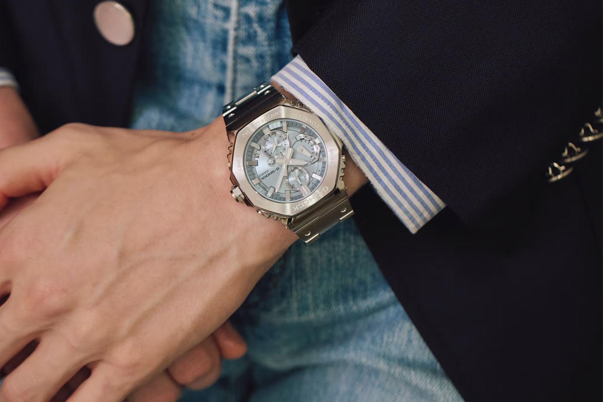 نمای جلوی ساعت مچی مردانه کاسیو جی شاک GMC-B2100AD-2A بسته شده روی دست