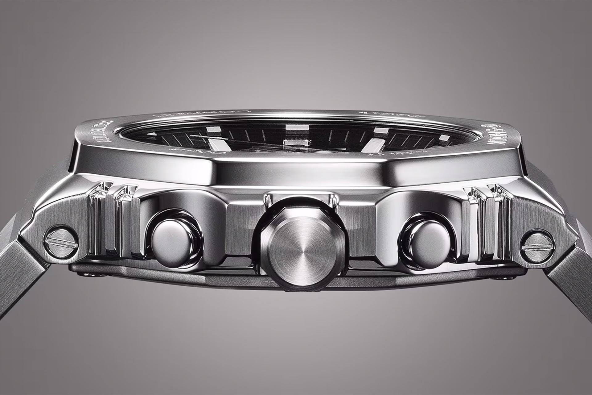 نمای کناری ساعت مچی مردانه کاسیو جی شاک GMC-B2100D-1A با نمایش پیچ تنظیم