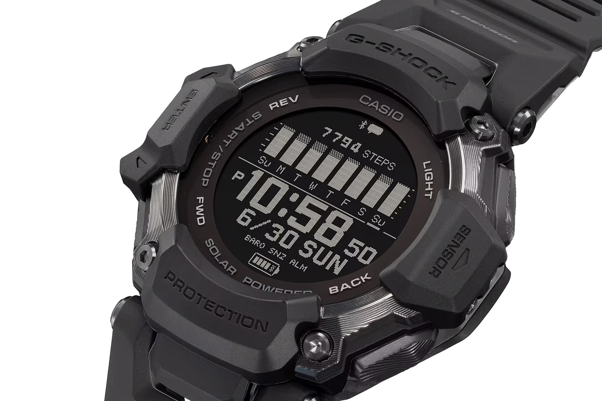 نمای نزدیک ساعت مچی مردانه کاسیو جی شاک GBD-H2000-1B با نمایش لبه سمت راست و لوگو