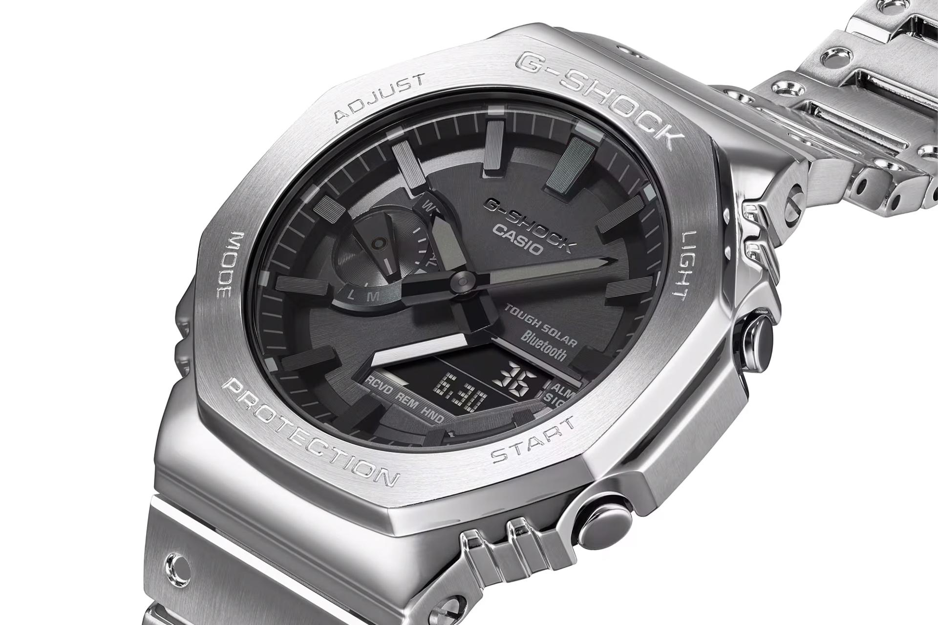 نمای نیمرخ ساعت مچی مردانه کاسیو جی شاک GM-B2100D-1A با نمایش دکمه‌های لبه سمت راست
