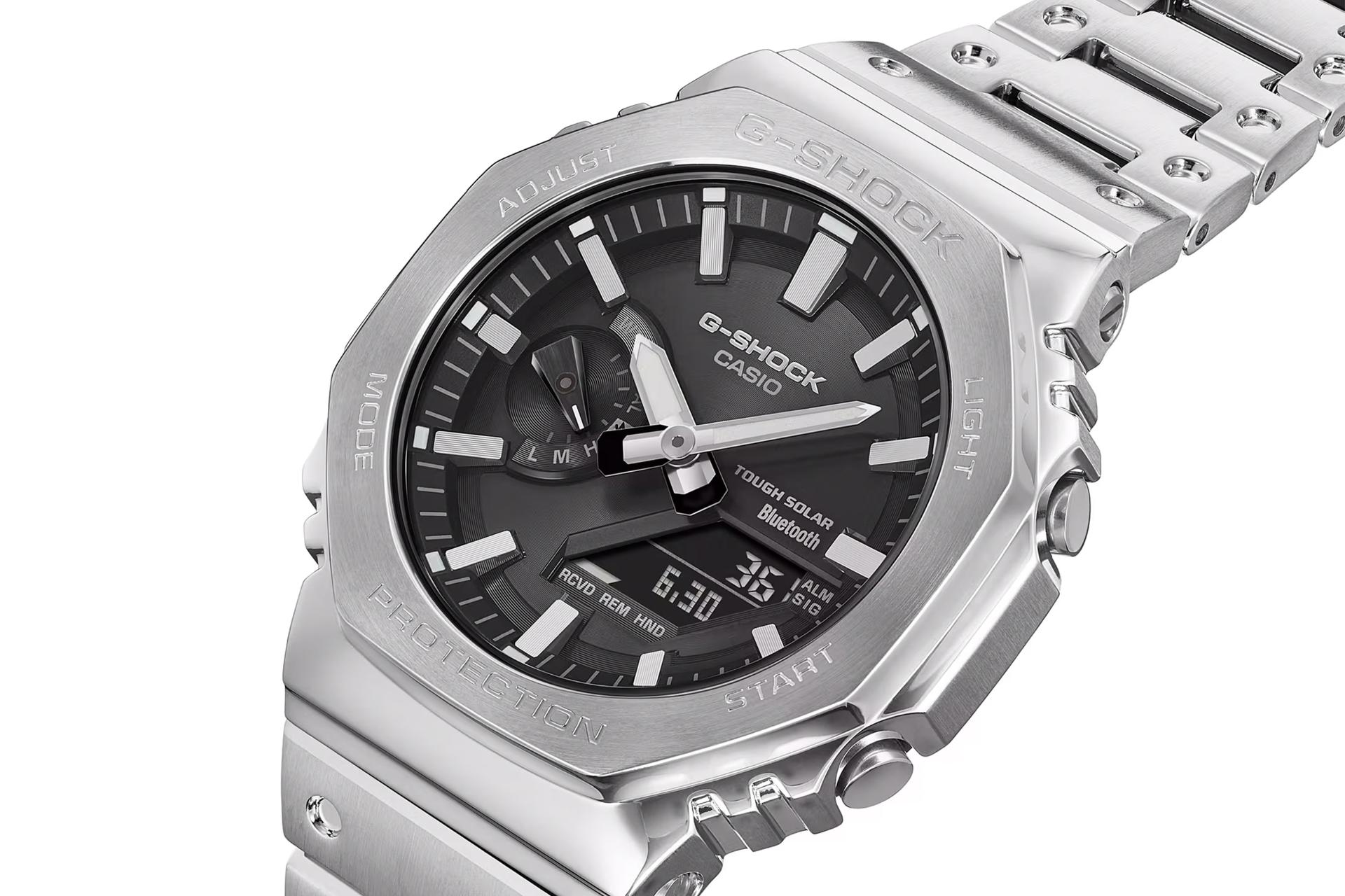 نمای نیمرخ ساعت مچی مردانه کاسیو جی شاک GM-B2100SD-1A با نمایش صفحه و دکمه‌ها