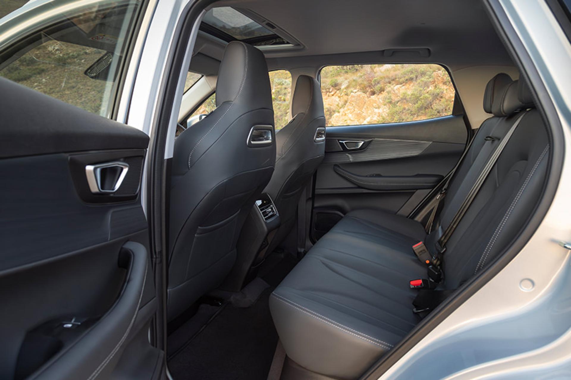 خودرو ام وی ام MVM X5 نمای صندلی های عقب