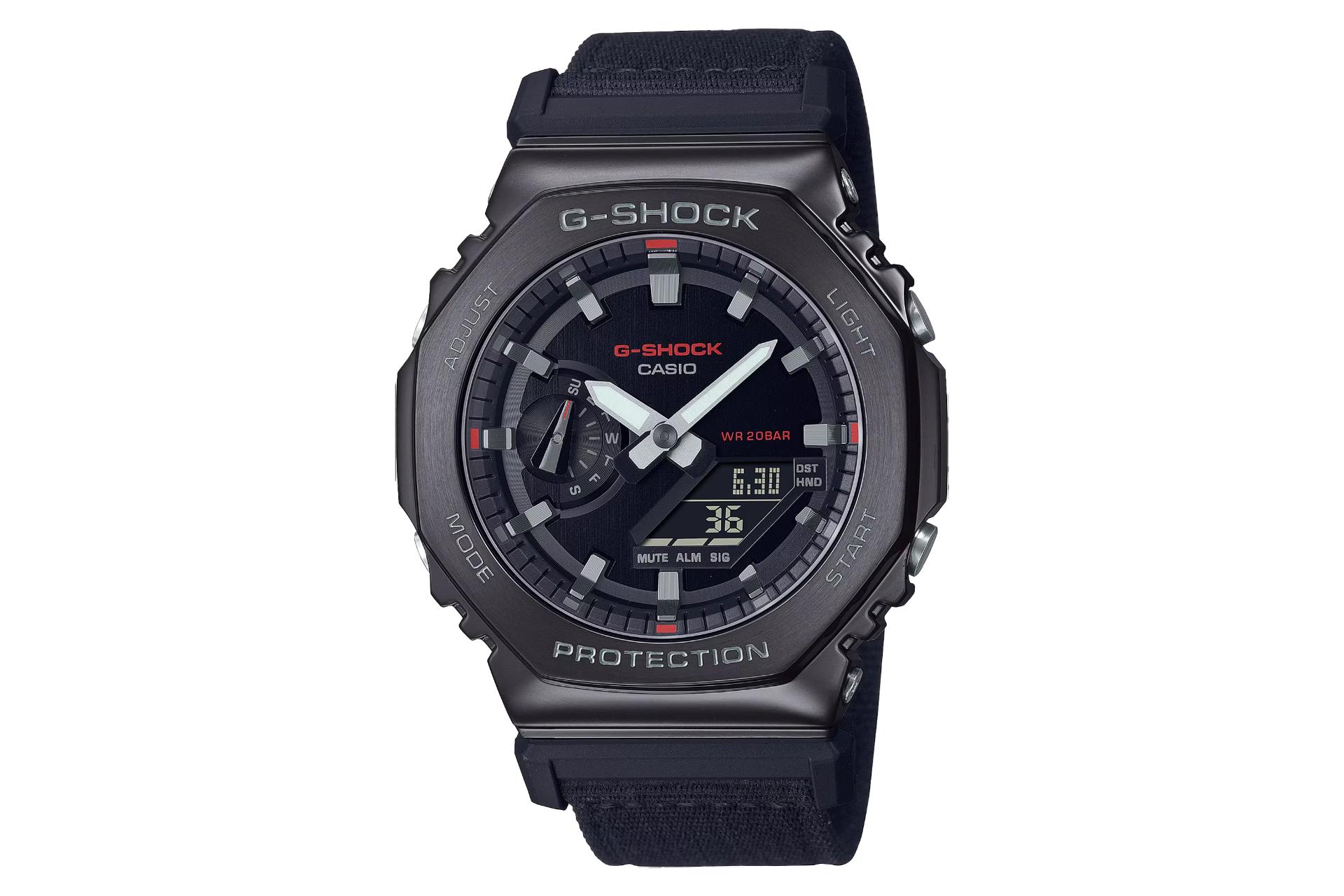 نمای جلوی ساعت مچی مردانه کاسیو جی شاک GM-2100CB-1A با نمایش صفحه و فریم