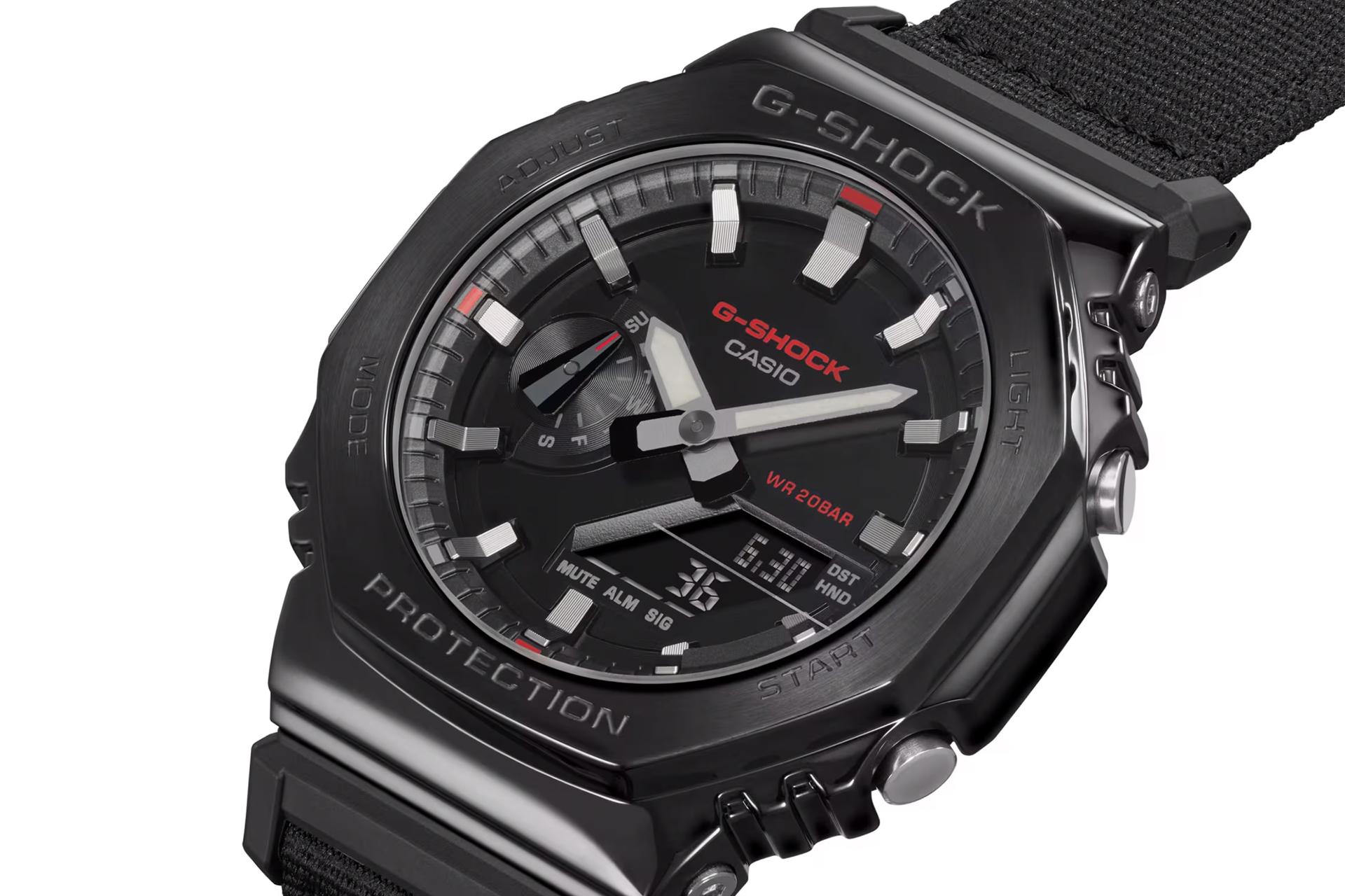 نمای نیمرخ ساعت مچی مردانه کاسیو جی شاک GM-2100CB-1A با نمایش لبه سمت راست